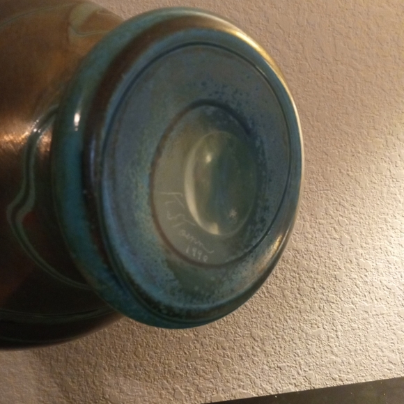 EXQUISITE Signed Tom Stoenner Hand Blown 12" Luster Art Glass Squat Vase. - Picture 4 of 6